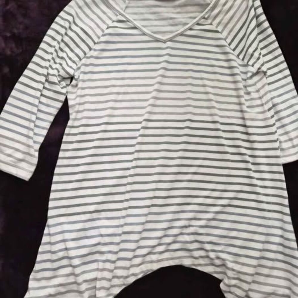 Women's XL Bobbie Brooks White V-Neck Striped Quarter Sleeve Top with Flare Bott